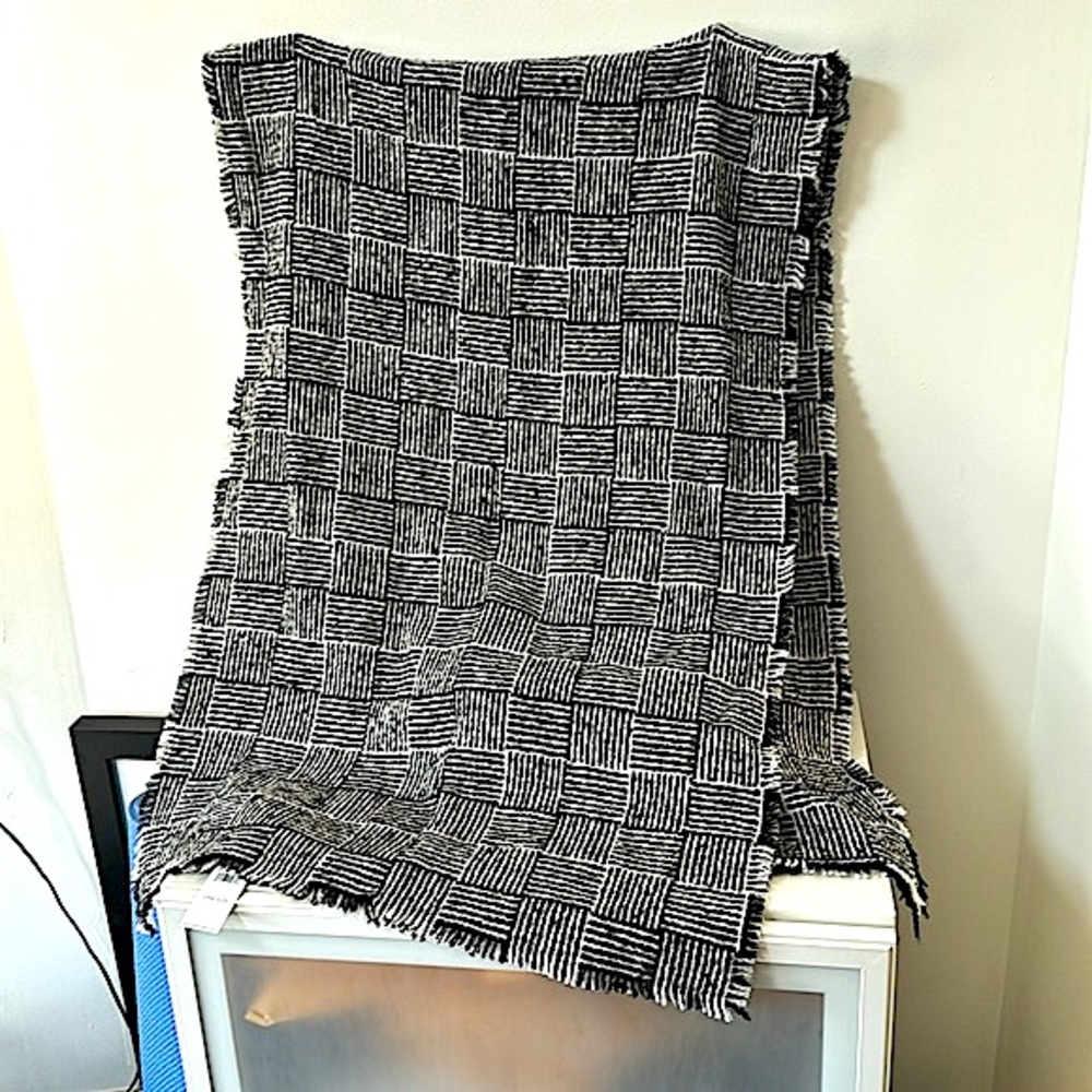 NWT! Banana Republic Winter Scarf!!! - Picture 4 of 6